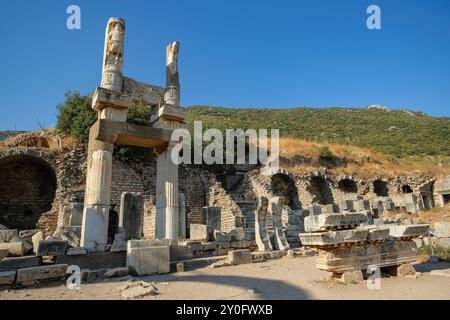 Selçuk, Turquie - 30 août 2024 : Temple Domitien dans les ruines de l'ancienne ville d'Éphèse à Selçuk, Turquie. Banque D'Images