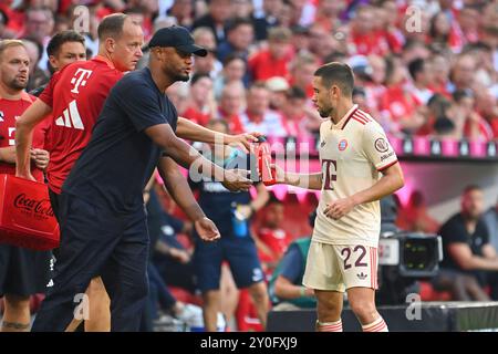 Munich, Deutschland. 01 Sep, 2024. L'entraîneur Vincent KOMPANY (FC Bayern Munich) avec Raphael GUERREIRO (FC Bayern Munich). Football 1. Bundesliga saison 2024/2025, 2.jour, jour de match 02 FC Bayern Munich - SC Freiburg 2-0 le 01.09.2024, ALLIANZAREN A. ? Crédit : dpa/Alamy Live News Banque D'Images
