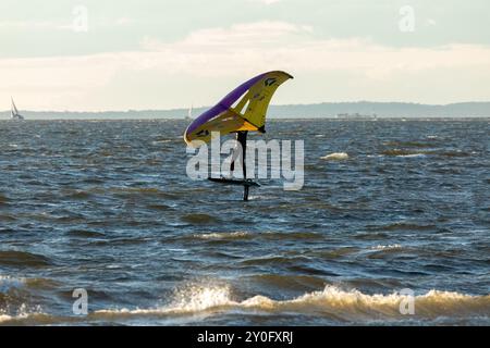 Sandy Hook, New Jersey - 21 août 2024 : les kitesboarders prennent l'eau alors que le soleil se couche sur Sandy Hook par une magnifique nuit d'été Banque D'Images