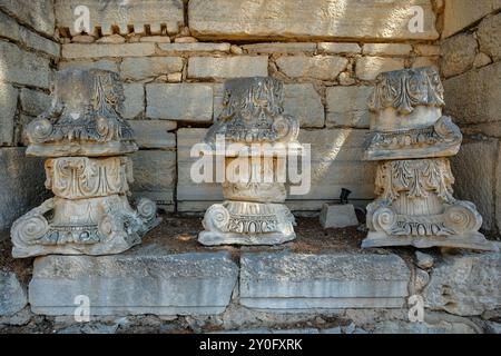 Selçuk, Turquie - 30 août 2024 : vestiges de capitales dans la basse Agora dans les ruines de l'ancienne ville d'Éphèse à Selçuk, Turquie. Banque D'Images