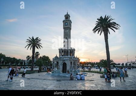 Izmir, Turquie - 1er septembre 2024 : les gens marchent à côté de l'historique Tour de l'horloge située sur la place Konak à Izmir, Turquie. Banque D'Images