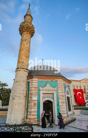 Izmir, Turquie - 1er septembre 2024 : Mosquée Konak située sur la place Konak à Izmir, Turquie. Banque D'Images