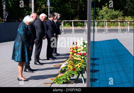 02 septembre 2024, Berlin : Président fédéral Frank-Walter Steinmeier (3e à partir de la gauche)) avec Claudia Roth (G-d, Alliance 90/les Verts), Ministre d'Etat à la culture et aux médias, Kai Wegner (CDU), Maire de Berlin, Jürgen Dusel, Commissaire du Gouvernement fédéral pour les questions relatives aux personnes handicapées, Marios Sommer, Guide du site commémoratif au Mémorial des victimes des meurtres de l'euthanasie à Brandenburg an der Havel, Irit Kulzuk, Présidente du cercle T4 et Uwe Neumärker, directeur de la Memorial Foundation, a déposé une gerbe sur le site commémoratif de Tie Banque D'Images