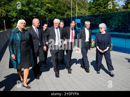 02 septembre 2024, Berlin : le président fédéral Frank-Walter Steinmeier (3e à partir de la gauche) avec Claudia Roth (gauche-droite) Avec Claudia Roth (gauche-droite, Alliance 90/les Verts), ministre d'État à la culture et aux médias, Kai Wegner (CDU), maire de Berlin, Jürgen Dusel, commissaire du gouvernement fédéral pour les questions relatives aux personnes handicapées, Uwe Neumärker, directeur de la Fondation Memorial, Marios Sommer, guide du site mémorial des victimes des meurtres de femmes euthanasiques à Brandenburg an der Havel, et Irit Kulzuk, président de la T4 Memorial Association, lai Banque D'Images