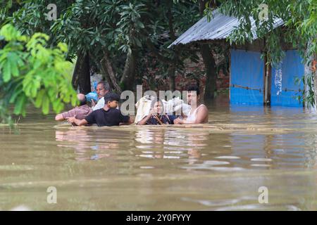 Des inondations ont touché des personnes à Feni, au Bangladesh Banque D'Images