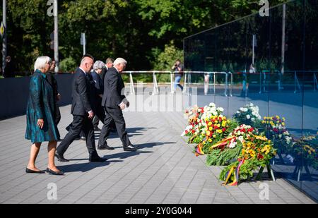 02 septembre 2024, Berlin : Président fédéral Frank-Walter Steinmeier (3e à partir de la gauche)) avec Claudia Roth (G-d, Alliance 90/les Verts), Ministre d'Etat à la culture et aux médias, Kai Wegner (CDU), Maire de Berlin, Jürgen Dusel, Commissaire du Gouvernement fédéral pour les questions relatives aux personnes handicapées, Marios Sommer, Guide du site commémoratif au Mémorial des victimes des meurtres de l'euthanasie à Brandenburg an der Havel, Irit Kulzuk, Présidente du cercle T4 et Uwe Neumärker, directeur de la Memorial Foundation, a déposé une gerbe sur le site commémoratif de Tie Banque D'Images