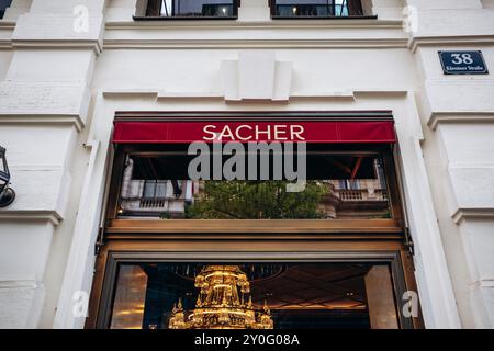 Vienne, Autriche - 5 août 2024 : le signe du célèbre Café Sacher à Vienne Banque D'Images