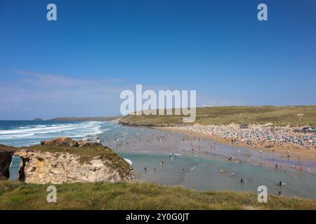 Perranporth Beach en Cornouailles sur une journée d'été occupée pendant les vacances scolaires Banque D'Images