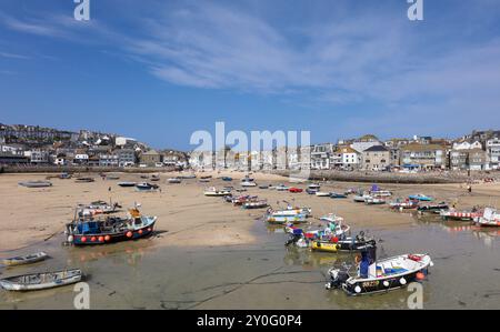 Port et plage de St IVE, Cornouailles de St IVE, Royaume-Uni par une chaude journée d'été. Banque D'Images