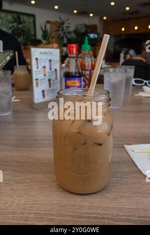 Café glacé vietnamien servi dans un pot mason dans un restaurant fusion vietnamien en Amérique du Nord, avec un pré-café rafraîchissant et traditionnel Banque D'Images