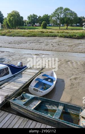 Faversham, Kent, Royaume-Uni. Bateaux amarrés à Faversham Creek - entrée de l'estuaire de la Tamise - à marée basse Banque D'Images