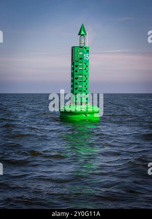 Une bouée de mer oscille sur de petites vagues Banque D'Images