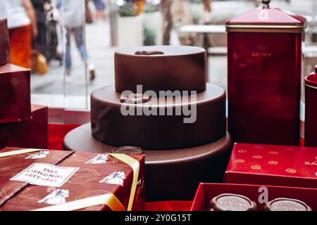 Vienne, Autriche - 5 août 2024 : le célèbre gâteau Sacher au Café Sacher de Vienne Banque D'Images