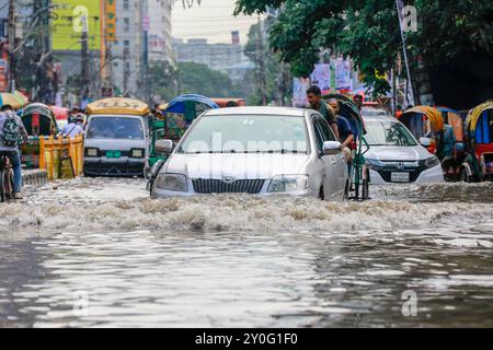 Dhaka, Bangladesh. 2 septembre 2024. Les navetteurs traversent une route goudronnée par l'eau après de fortes pluies à Dhaka, Bangladesh, le 2 septembre 2024. (Crédit image : © Suvra Kanti Das/ZUMA Press Wire) USAGE ÉDITORIAL SEULEMENT! Non destiné à UN USAGE commercial ! Crédit : ZUMA Press, Inc/Alamy Live News Banque D'Images