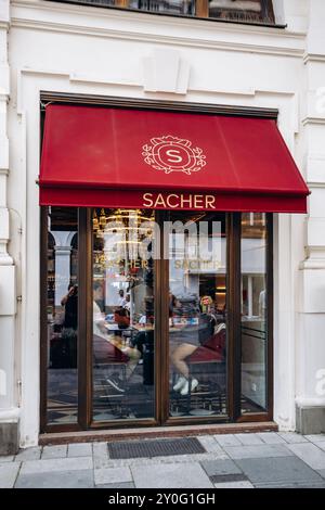 Vienne, Autriche - 5 août 2024 : la façade du célèbre Café Sacher à Vienne Banque D'Images