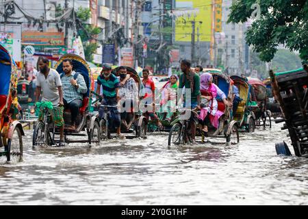 Dhaka, Bangladesh. 2 septembre 2024. Les navetteurs traversent une route goudronnée par l'eau après de fortes pluies à Dhaka, Bangladesh, le 2 septembre 2024. (Crédit image : © Suvra Kanti Das/ZUMA Press Wire) USAGE ÉDITORIAL SEULEMENT! Non destiné à UN USAGE commercial ! Crédit : ZUMA Press, Inc/Alamy Live News Banque D'Images