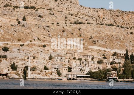 Vue sur la vieille ville abandonnée dans la ville de Halfeti de la province de Sanliurfa. Banque D'Images