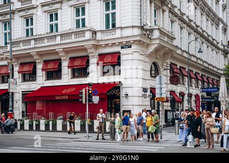 Vienne, Autriche - 5 août 2024 : la façade du célèbre Café Sacher à Vienne Banque D'Images