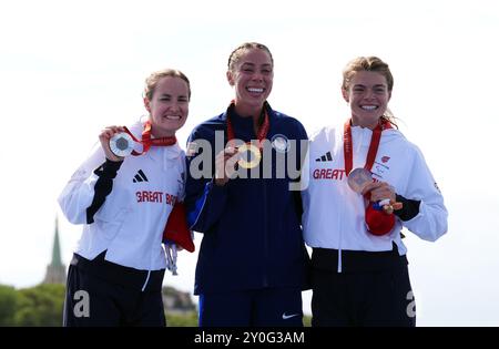 Claire Cashmore de Grande-Bretagne avec sa médaille d'argent, Grace Norman des États-Unis avec sa médaille d'or et Lauren Steadman de Grande-Bretagne avec sa médaille de bronze après le para Triathlon PTS5 féminin au Pont Alexandre III le cinquième jour des Jeux paralympiques d'été de Paris 2024. Date de la photo : lundi 2 septembre 2024. Banque D'Images