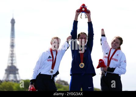 Claire Cashmore de Grande-Bretagne avec sa médaille d'argent, Grace Norman des États-Unis avec sa médaille d'or et Lauren Steadman de Grande-Bretagne avec sa médaille de bronze après le para Triathlon PTS5 féminin au Pont Alexandre III le cinquième jour des Jeux paralympiques d'été de Paris 2024. Date de la photo : lundi 2 septembre 2024. Banque D'Images