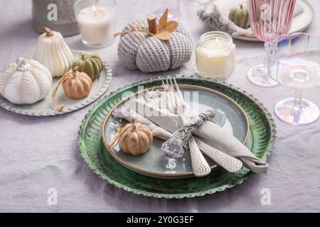 Réglage de table d'automne avec des citrouilles. Dîner de vacances de Thanksgiving et décoration d'automne Banque D'Images