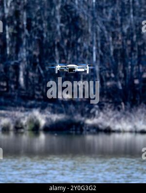 Drone volant au-dessus de l'eau avec angle de caméra orienté vers l'avant Banque D'Images