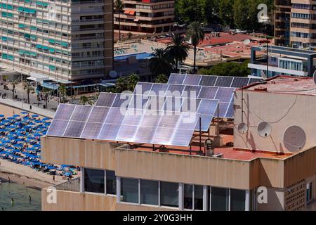 Photo de drone aérien prise sur la belle ville de Benidorm en Espagne montrant une vue de haut en bas d'un appartement d'immeuble d'hôtel avec des panneaux solaires sur le roo Banque D'Images