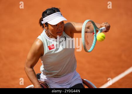 Paris, France. 2 septembre 2024. Zhu Zhenzhen, de Chine, revient à Macarena Cabrillana, du Chili, lors de la 2e manche de tennis en fauteuil roulant féminin aux Jeux paralympiques de Paris 2024, à Paris, France, le 2 septembre 2024. Crédit : Huang Wei/Xinhua/Alamy Live News Banque D'Images