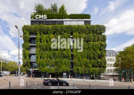 Calwer passage, Grüne Fassade für embrases Stadtklima. Vom Büro ingenhoven Associates Stammen die Entwürfe für die Fassade. Eigentümer ist die Versicherungskammer München. Ankermieter ist die Anwaltskanzlei CMS. // 17.08.2024 : Stuttgart, Baden-Württemberg, Deutschland *** passage Calwer, façade verte pour un meilleur climat urbain la façade a été conçue par ingenhoven Associates le propriétaire est Versicherungskammer München le locataire principal est le cabinet d'avocats CMS 17 08 2024 Stuttgart, Baden Württemberg, Allemagne Banque D'Images