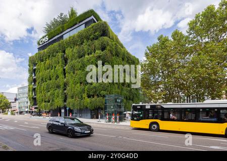 Calwer passage, Grüne Fassade für embrases Stadtklima. Vom Büro ingenhoven Associates Stammen die Entwürfe für die Fassade. Eigentümer ist die Versicherungskammer München. Ankermieter ist die Anwaltskanzlei CMS. // 17.08.2024 : Stuttgart, Baden-Württemberg, Deutschland *** passage Calwer, façade verte pour un meilleur climat urbain la façade a été conçue par ingenhoven Associates le propriétaire est Versicherungskammer München le locataire principal est le cabinet d'avocats CMS 17 08 2024 Stuttgart, Baden Württemberg, Allemagne Banque D'Images