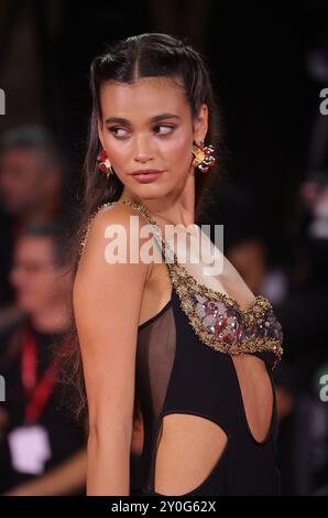 VENISE, ITALIE - 1er SEPTEMBRE : un invité assiste au tapis rouge du Prix de Venise de l'Italie lors du 81e Festival international du film de Venise le 1er septembre 2024 à Venise, Italie Banque D'Images