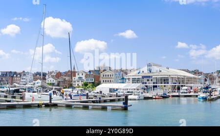 Île de Wight Cowes - Cowes Île de Wight Cowes Yacht Haven Marina Bureau et Pontoon Voir bar Cowes Île de Wight Angleterre Royaume-Uni GB Europe Banque D'Images