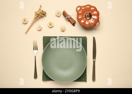 Belle table avec décor d'automne sur fond beige, pose à plat Banque D'Images