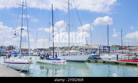 Île de Wight Cowes - Cowes Île de Wight Yachts amarrés à Cowes Yacht Haven Marina Cowes Île de Wight Angleterre Royaume-Uni GB Europe Banque D'Images