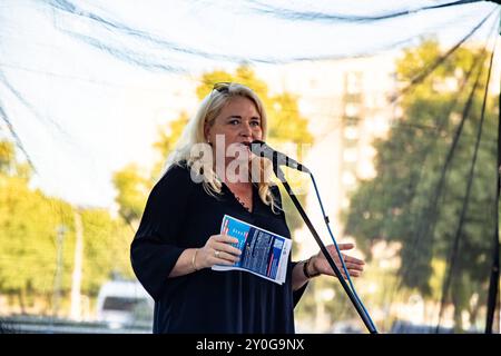 Landesvorsitzende der AFD Berlin Kristin Brinker BEI einer démonstration aufgrund der Öffnung eines neuen Flüchtlingsunterkunft à Berlin Lichtenberg am 29. Août 2024. Die gegenseitige Demonstrationen tragen die mottos Berlin bleibt bunt , Gegen Rechte Hetzte und es wird uns zu bunt. Lichtenberg ist voll . Manifestation wegen neuen Flüchtligsunterkunft à Lichtenberg *** Présidente d'Etat de l'AFD Berlin Kristin Brinker lors d'une manifestation en raison de l'ouverture d'un nouveau refuge de réfugiés à Berlin Lichtenberg le 29 août 2024 les manifestations mutuelles portent la devise Berlin bleibt bunt , Gege Banque D'Images