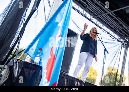 Landesvorsitzende der AFD Berlin Kristin Brinker BEI einer démonstration aufgrund der Öffnung eines neuen Flüchtlingsunterkunft à Berlin Lichtenberg am 29. Août 2024. Die gegenseitige Demonstrationen tragen die mottos Berlin bleibt bunt , Gegen Rechte Hetzte und es wird uns zu bunt. Lichtenberg ist voll . Manifestation wegen neuen Flüchtligsunterkunft à Lichtenberg *** Présidente d'Etat de l'AFD Berlin Kristin Brinker lors d'une manifestation en raison de l'ouverture d'un nouveau refuge de réfugiés à Berlin Lichtenberg le 29 août 2024 les manifestations mutuelles portent la devise Berlin bleibt bunt , Gege Banque D'Images