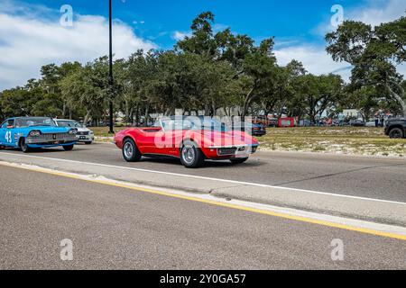 Gulfport, Mississippi - le 7 octobre 2023 : vue d'angle avant grand angle d'une Corvette Stingray Cabriolet 1969 de Chevrolet lors d'un salon automobile local. Banque D'Images