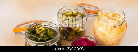 Fermentation du chou, chou blanc avec carottes et poivrons doux, chou rouge avec oignons, brocoli et choux de Bruxelles et chou-fleur, choucroute Banque D'Images