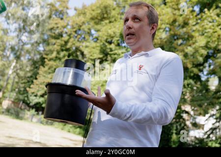 Berlin, Allemagne. 02 septembre 2024. Lukas Murajda, responsable de la santé publique à Berlin-Mitte, montre le piège Gat pour attraper les moustiques tigres pour la surveillance des moustiques tigres dans le département de santé du district de Berlin-Mitte. Crédit : Carsten Koall/dpa/Alamy Live News Banque D'Images