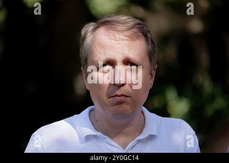 Berlin, Allemagne. 02 septembre 2024. Lukas Murajda, responsable de la santé publique à Berlin-Mitte, parle de la surveillance des moustiques tigres dans le département de santé du district de Berlin-Mitte. Crédit : Carsten Koall/dpa/Alamy Live News Banque D'Images