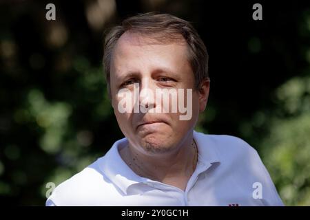 Berlin, Allemagne. 02 septembre 2024. Lukas Murajda, responsable de la santé publique à Berlin-Mitte, parle de la surveillance des moustiques tigres dans le département de santé du district de Berlin-Mitte. Crédit : Carsten Koall/dpa/Alamy Live News Banque D'Images