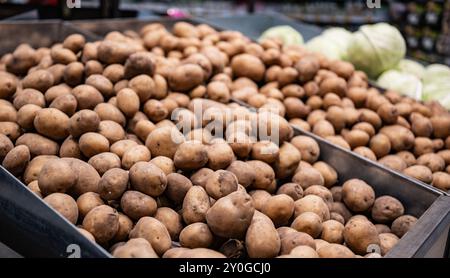 Les pommes de terre sont vendues dans le supermarché de légumes Banque D'Images