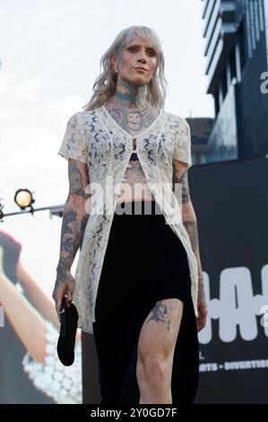 Un mannequin tatoué marche dans la fugue au défilé Claudine & Chantal à Montréal, Québec, Canada Banque D'Images