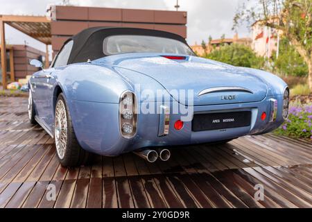 Porto Cervo, Italie - 28 août 2023 : vue arrière de la voiture Ares Wami, modèle Lalique Spyder de la marque Ares Design. Une voiture de luxe de style vintage exclusive Banque D'Images