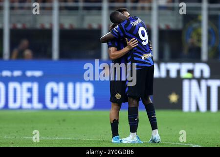 Marcus Thuram du FC Internazionale embrasse Lautaro Martinez du FC Internazionale lors du match de Serie A entre le FC Internazionale et Atalanta BC au Stadio Giuseppe Meazza le 30 août 2024 à Milan Italie . Banque D'Images