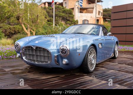 Porto Cervo, Italie - 28 août 2023 : voiture Ares Wami, modèle Lalique Spyder de la marque Ares Design qu'il n'y a que 12 unités. Un style vintage bleu Banque D'Images