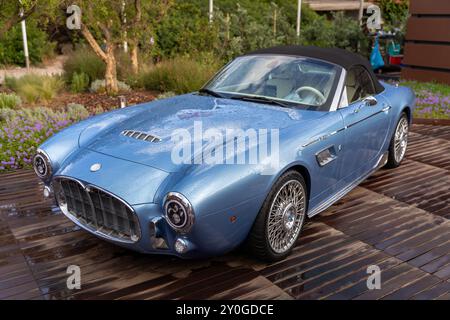 Porto Cervo, Italie - 28 août 2023 : voiture Ares Wami, modèle Lalique Spyder de la marque Ares Design. Une voiture décapotable de luxe de style vintage est une vitrine Banque D'Images