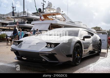 Porto Cervo, Italie - 28 août 2023 : Ares Design voiture modèle Panther ProgettoUno, une supercar italienne garée dans la marina exclusive des yachts de luxe i. Banque D'Images