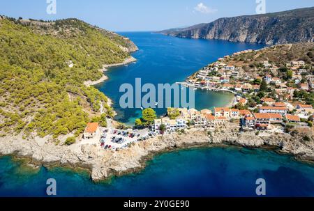 Drone vue aérienne du village grec d'Asos sur la côte ouest de l'île de Céphalonie, Céphalonie Grèce dans la mer de l'île. Banque D'Images