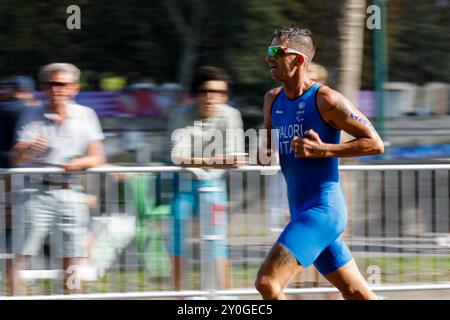 Paris, le 2 septembre 2024 - Valori Gianluca lors de la course du para Triathlon pour les jeux paralympiques d'été de Paris 2024 Banque D'Images